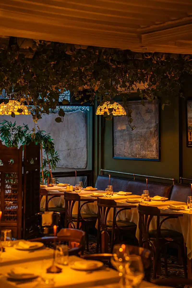 Sıcak ışıklı, samimi restoran salonu